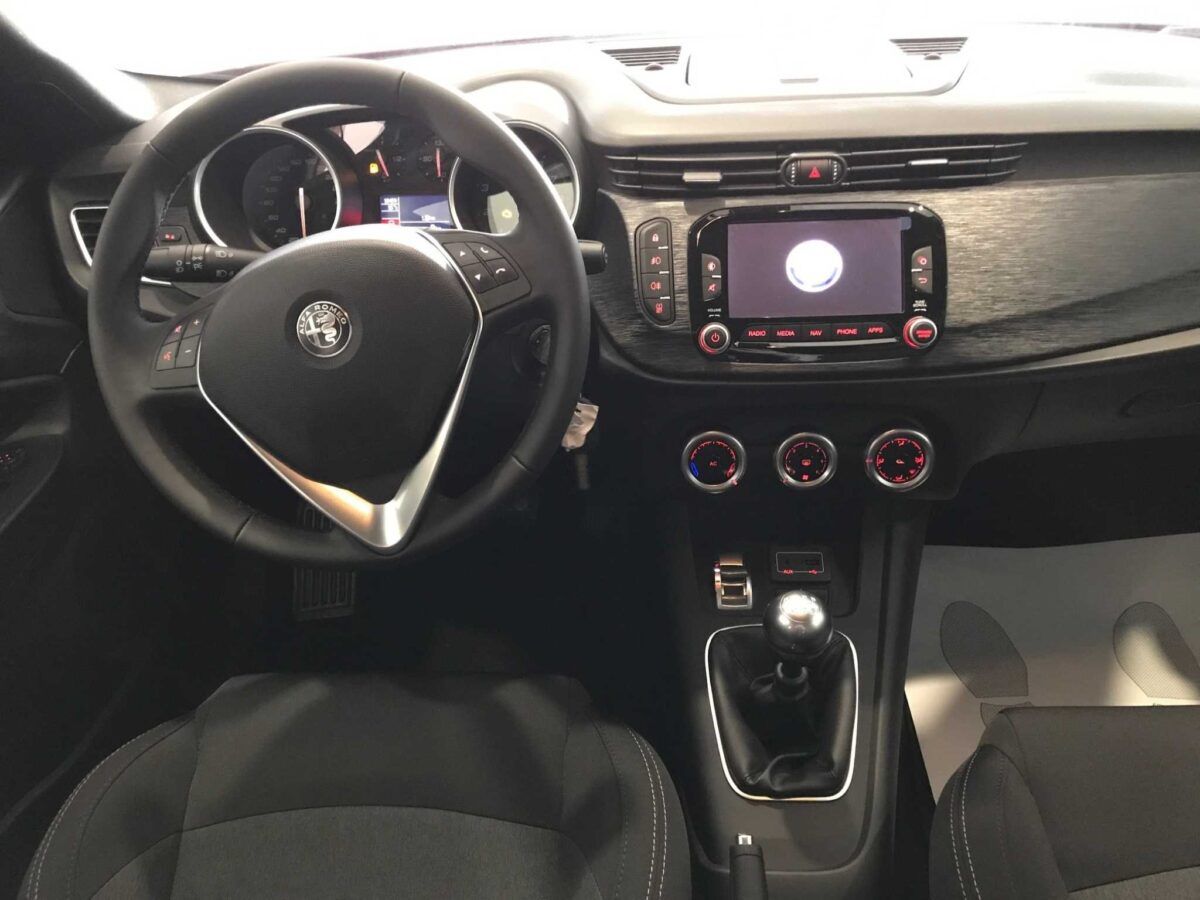 Alfa Romeo Giulietta 1.4 TB 120cv sport en color rojo de km0