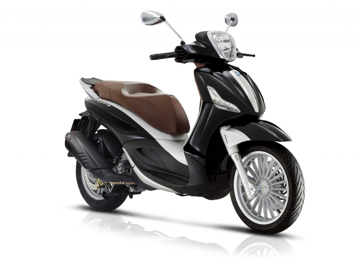 Moto Piaggio Beverly 300 en color negro nueva