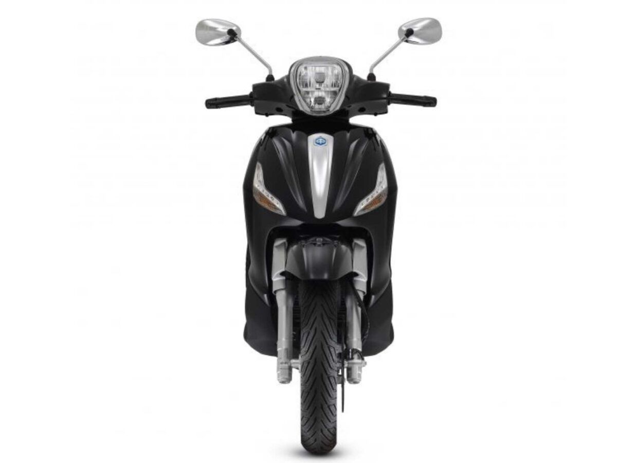 Moto Piaggio Beverly 300 en color negro nueva