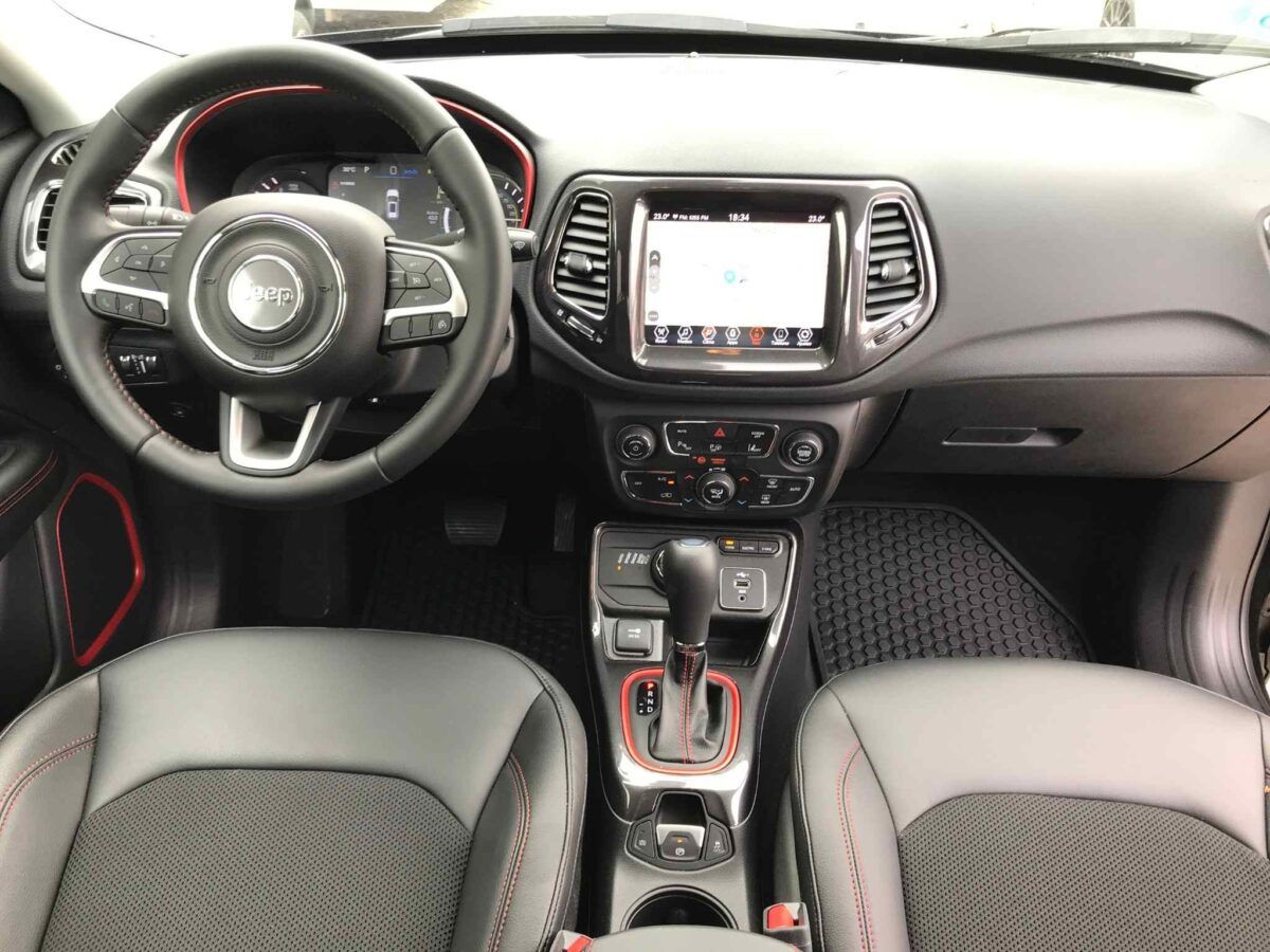 Jeep Compass 1.3 PHEV 240CV Trailhawk AT AWD híbrido enchufable de ocasión en negro metalizado