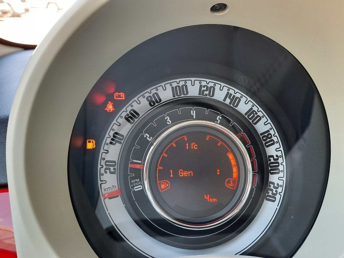 Fiat 500 híbrido GLp y gasolina, con motor 1.2 de 69cv con acabado Lounge en rojo de km0