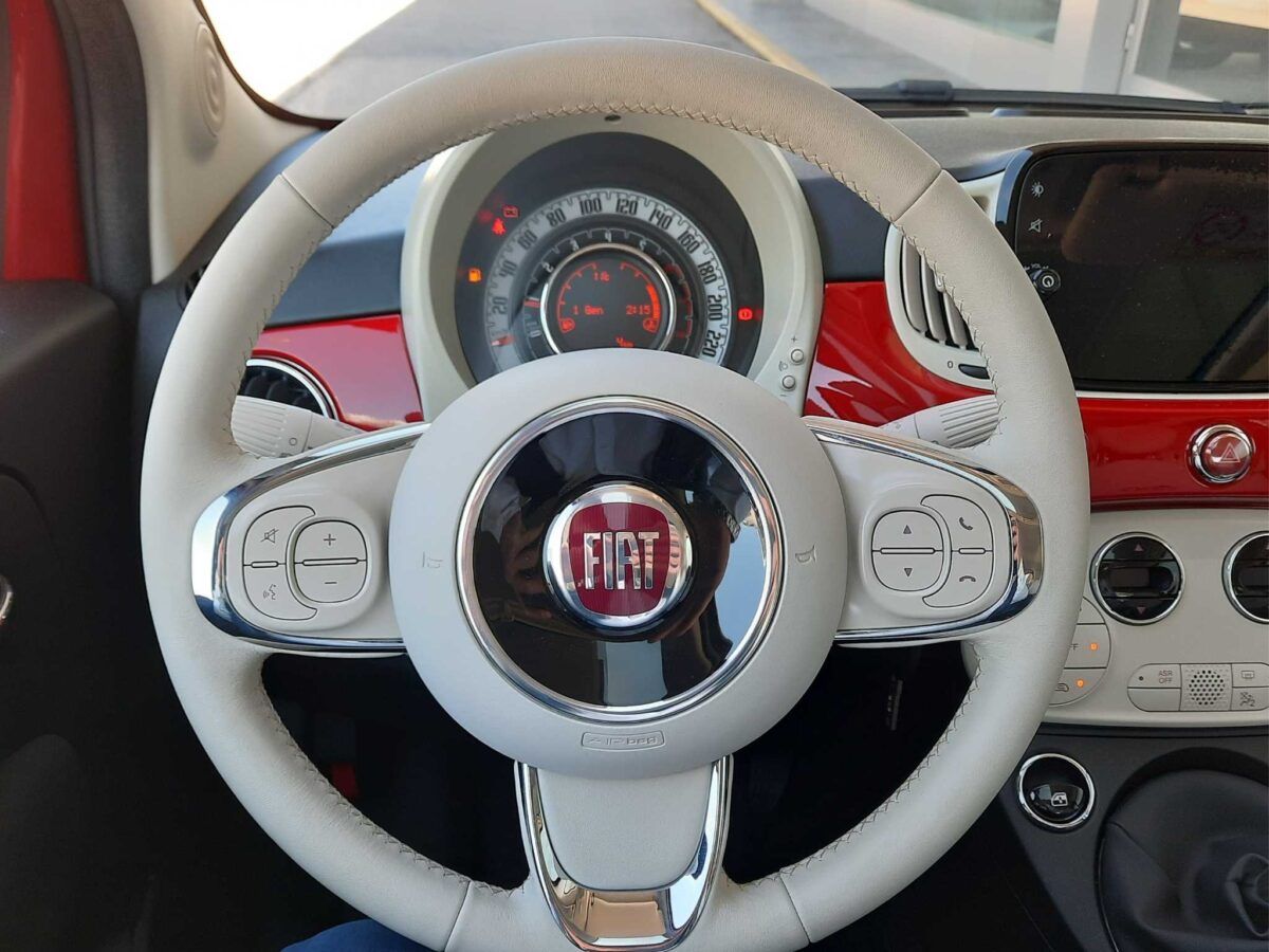 Fiat 500 híbrido GLp y gasolina, con motor 1.2 de 69cv con acabado Lounge en rojo de km0