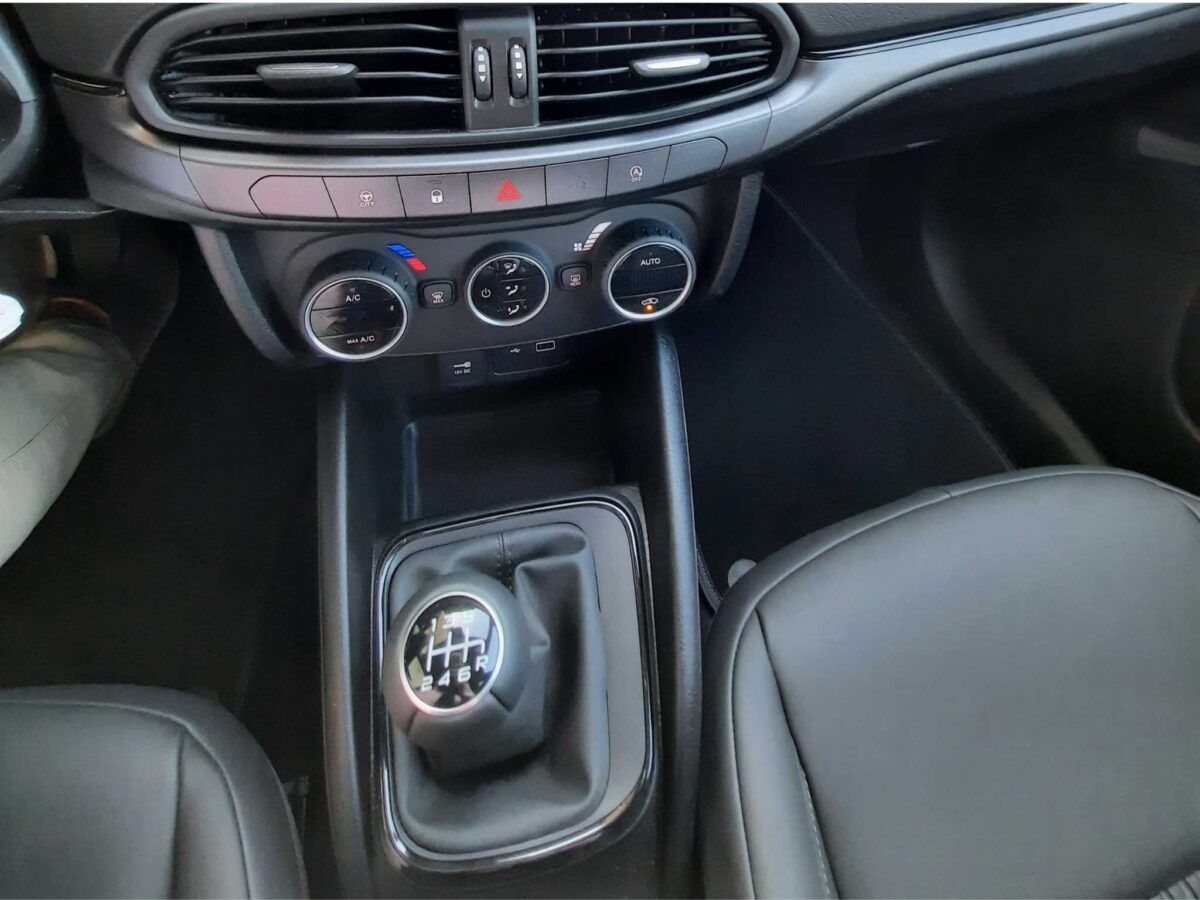 Fiat Tipo 5 puertas S-Design con motor 1.4 95 cv gasolina en color blanco de km0