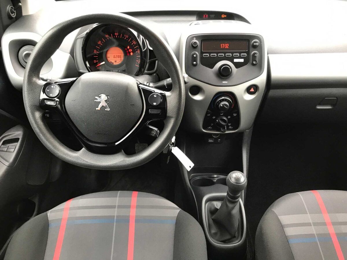 Coche Peugeot 108 1.2 PureTech 82 con motor gasolina de ocasión en color negro