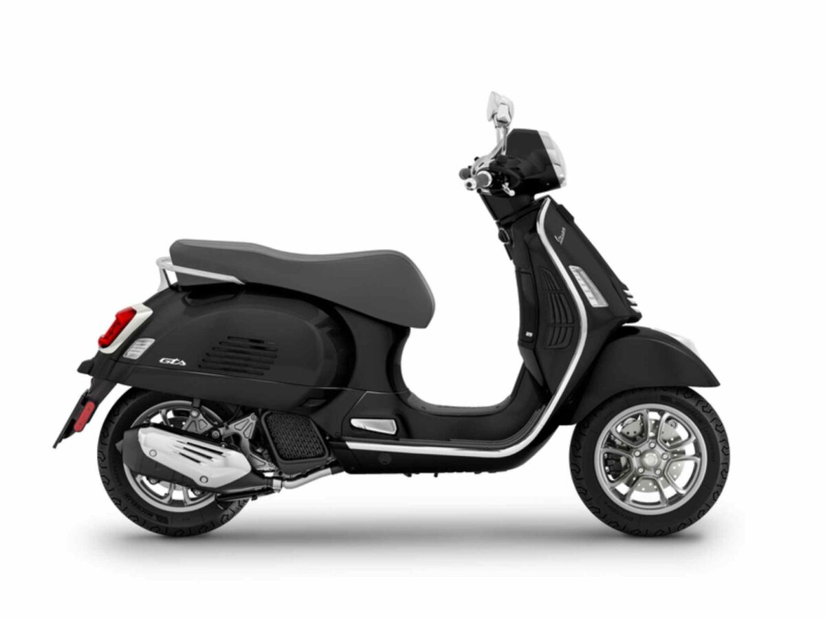 new vespa gts 125 en color negro glossy en mas little italy madrid