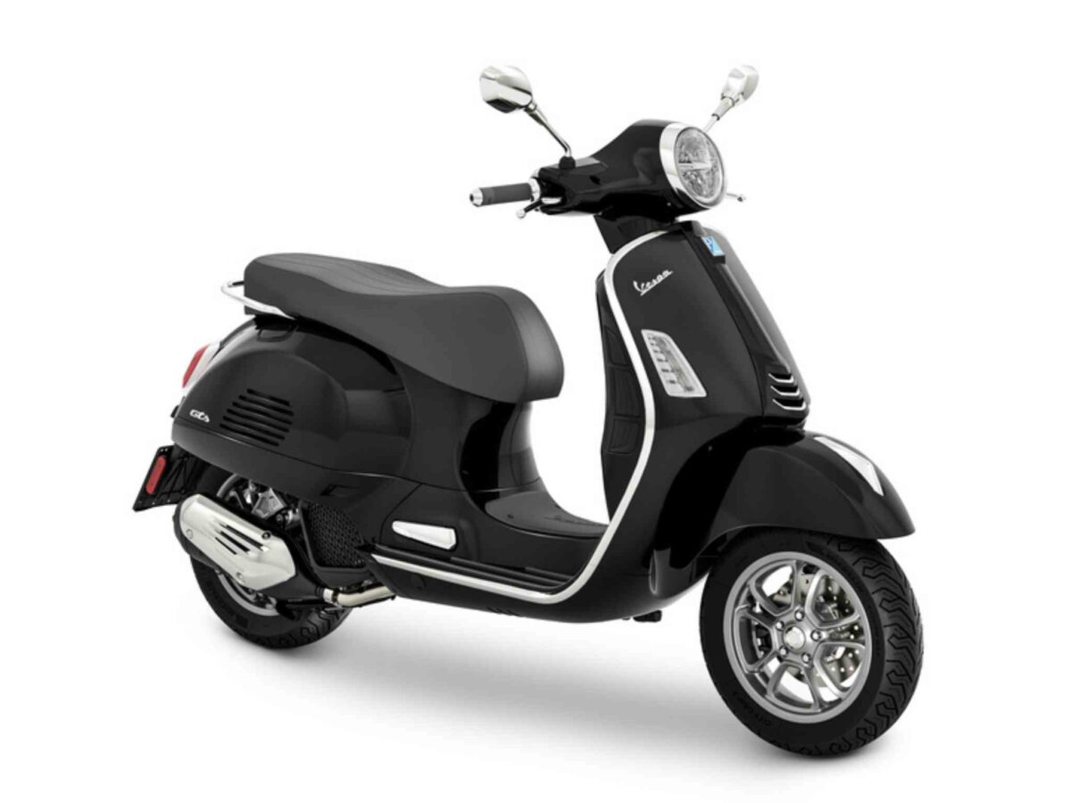new vespa gts 125 en color negro glossy en mas little italy madrid