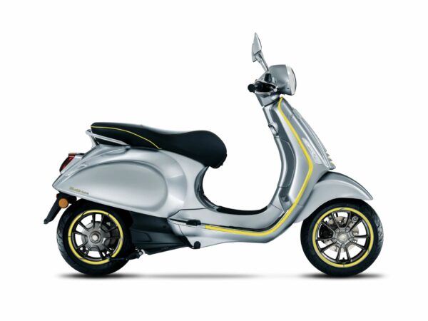 vespa eléctrica amarillo 70 km en oferta en mas little italy